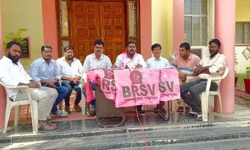 KU BRSV नेताओं ने विधायक नायिनी राजेंद्र रेड्डी की टिप्पणियों का विरोध किया