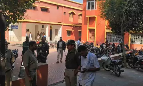 Sambalpur कोर्ट को बम से उड़ाने की धमकी, सुरक्षा बढ़ाई गई Sambalpur कोर्ट को बम से उड़ाने की धमकी, सुरक्षा बढ़ाई गई