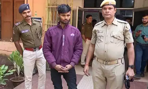 Bhubaneswar: कैब ड्राइवर ने चुरा लिए हीरे और सोने के गहने Bhubaneswar: कैब ड्राइवर ने चुरा लिए हीरे और सोने के गहने
