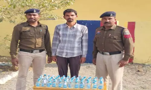 युवा नेता सहित दो अवैध शराब कारोबारी गिरफ्तार, 104 पाव शराब जब्त युवा नेता सहित दो अवैध शराब कारोबारी गिरफ्तार, 104 पाव शराब जब्त