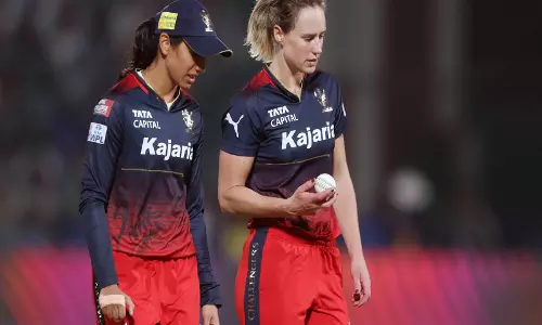 RCB कप्तान मंधाना ने पेरी की अनुपस्थिति और एमआई के खिलाफ पावर हिटिंग पर चर्चा की RCB कप्तान मंधाना ने पेरी की अनुपस्थिति और एमआई के खिलाफ पावर हिटिंग पर चर्चा की