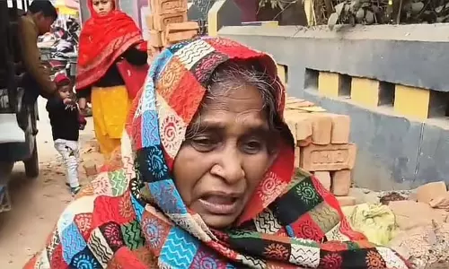 Property हड़पने के बाद बेटे ने बुजुर्ग मां को पीटा और घर से निकाल दिया Property हड़पने के बाद बेटे ने बुजुर्ग मां को पीटा और घर से निकाल दिया