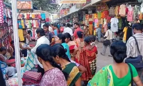 Police धीरे-धीरे फुटपाथ से अतिक्रमण हटाएगी Police धीरे-धीरे फुटपाथ से अतिक्रमण हटाएगी
