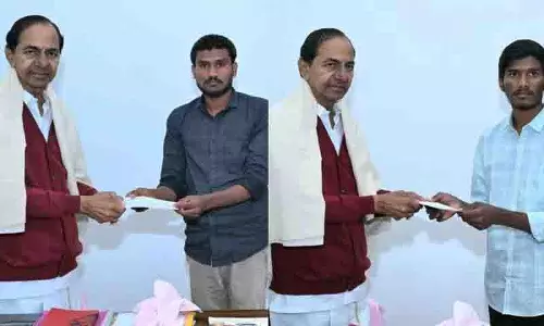 KCR ने एर्रावेल्ली के छात्रों को वित्तीय सहायता दी