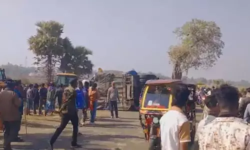 Lorry का कंट्रोल खो गया और वह पलट गई, जिससे साइकिल सवार की मौत हो गई Lorry का कंट्रोल खो गया और वह पलट गई, जिससे साइकिल सवार की मौत हो गई