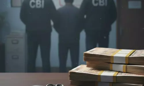CBI ने राजस्व विभाग के दो कर्मचारियों समेत 4 को रिश्वत लेते रंगे हाथों पकड़ा CBI ने राजस्व विभाग के दो कर्मचारियों समेत 4 को रिश्वत लेते रंगे हाथों पकड़ा
