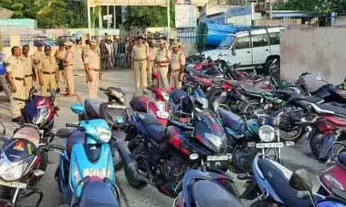 Markapuram में पुलिस की घेराबंदी: बिना दस्तावेजों वाली गाड़ियों पर गिरी गाज Markapuram में पुलिस की घेराबंदी: बिना दस्तावेजों वाली गाड़ियों पर गिरी गाज