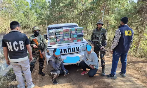 NCB ने भारत-म्यांमार सीमा पर ड्रग रैकेट का भंडाफोड़ किया, 7.3 किग्रा हेरोइन जब्त, दो गिरफ्तार NCB ने भारत-म्यांमार सीमा पर ड्रग रैकेट का भंडाफोड़ किया, 7.3 किग्रा हेरोइन जब्त, दो गिरफ्तार