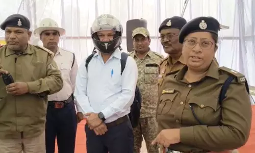 दुर्ग यातायात पुलिस का अस्पताल स्टाफ पर सड़क सुरक्षा अभियान दुर्ग यातायात पुलिस का अस्पताल स्टाफ पर सड़क सुरक्षा अभियान