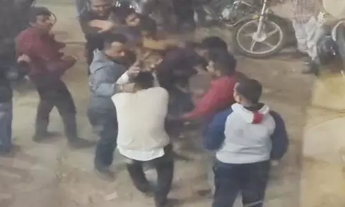 Raipur Breaking: पार्किंग विवाद से भिड़े दो पक्ष, जमकर चले लात-घुसे Raipur Breaking: पार्किंग विवाद से भिड़े दो पक्ष, जमकर चले लात-घुसे