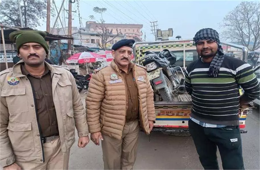 Himachal Pradesh: ट्रैफिक चैकिंग के दौरान बिना नंबर व टैम्पर्ड नंबर प्लेट,वाहनों के विरुद्ध कार्रवाई Himachal Pradesh: ट्रैफिक चैकिंग के दौरान बिना नंबर व टैम्पर्ड नंबर प्लेट,वाहनों के विरुद्ध कार्रवाई