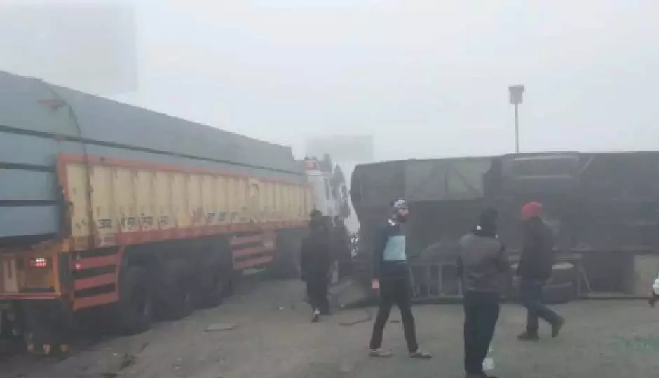 Rajasthan: सोलर प्लांट के कर्मचारियों को ले जा रही बस दुर्घटनाग्रस्त, कर्मचारी घायल Rajasthan: सोलर प्लांट के कर्मचारियों को ले जा रही बस दुर्घटनाग्रस्त, कर्मचारी घायल