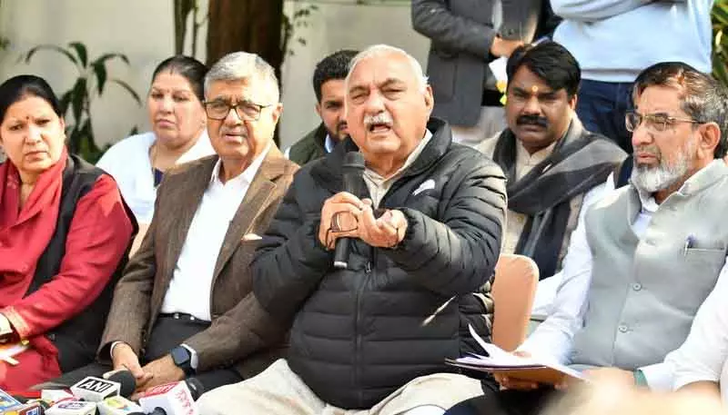 हुड्डा ने HPSC की 35% कट-ऑफ पॉलिसी पर उठाए सवाल, नौकरियां और कोटा खत्म होने का आरोप हुड्डा ने HPSC की 35% कट-ऑफ पॉलिसी पर उठाए सवाल, नौकरियां और कोटा खत्म होने का आरोप