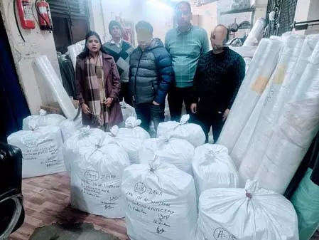 पुलिस ने अवैध गारमेंट यूनिट का भंडाफोड़ किया, नकली ब्रांडेड कपड़े जब्त पुलिस ने अवैध गारमेंट यूनिट का भंडाफोड़ किया, नकली ब्रांडेड कपड़े जब्त