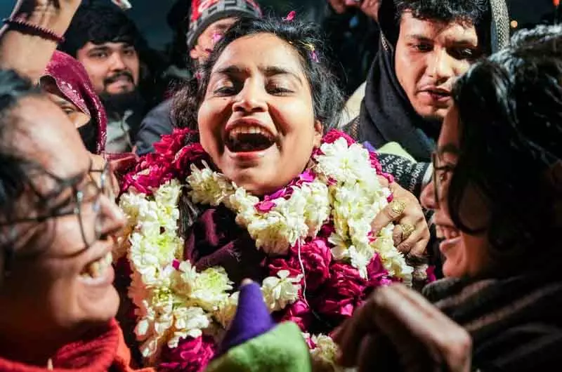 2020 Delhi दंगे: गुलफिशा फातिमा तिहाड़ जेल से बाहर आईं 2020 Delhi दंगे: गुलफिशा फातिमा तिहाड़ जेल से बाहर आईं