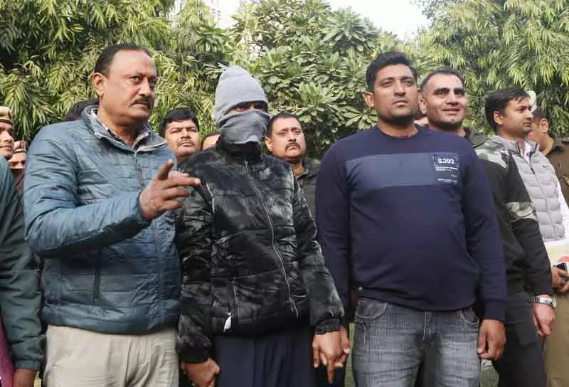 Delhi शाहदरा में घर में बुजुर्ग दंपति की हत्या के लिए पूर्व केयरटेकर गिरफ्तार Delhi शाहदरा में घर में बुजुर्ग दंपति की हत्या के लिए पूर्व केयरटेकर गिरफ्तार