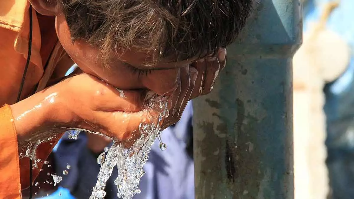 Indore : कृष्णबाग इलाके में दूषित पानी के कारण एक ही परिवार के चार बच्चे बीमार पड़े, 2 अस्पताल में भर्ती Indore : कृष्णबाग इलाके में दूषित पानी के कारण एक ही परिवार के चार बच्चे बीमार पड़े, 2 अस्पताल में भर्ती