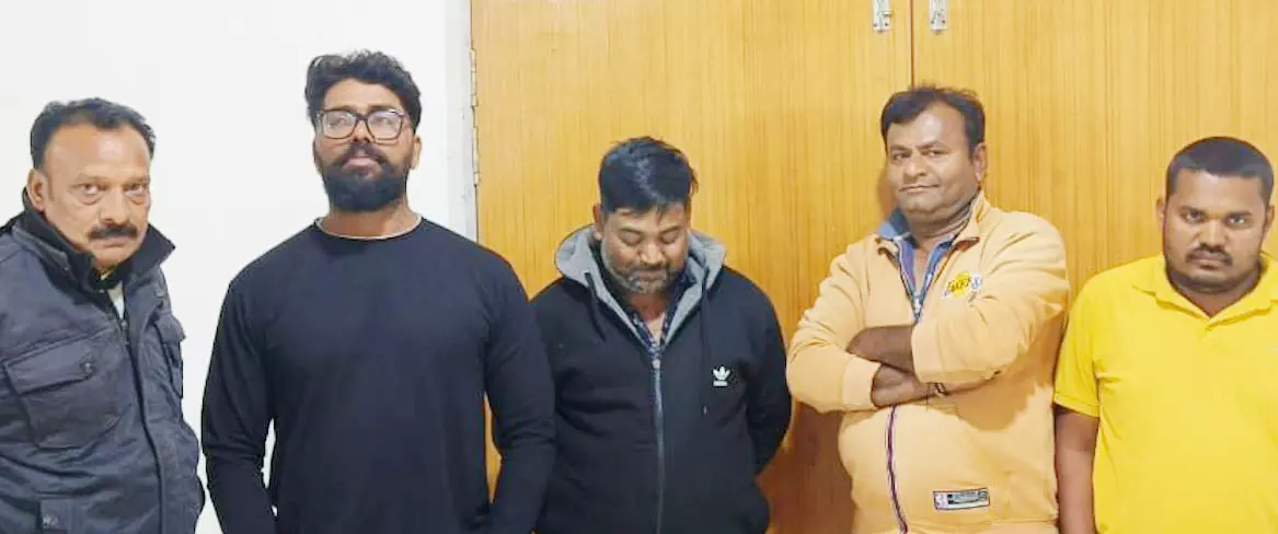 डेम में 5 जुआरी गिरफ्तार, बड़ी मात्रा में कैश जब्त डेम में 5 जुआरी गिरफ्तार, बड़ी मात्रा में कैश जब्त