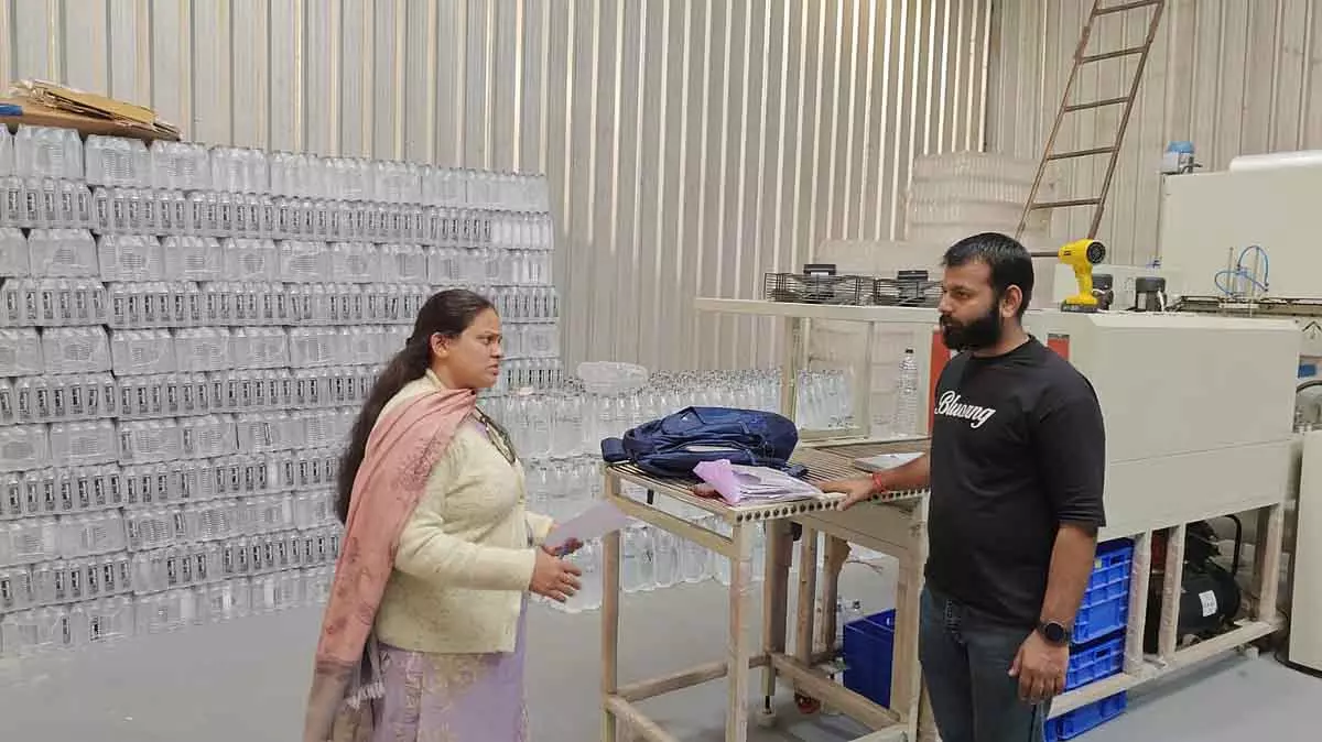 Indore : प्रशासन ने 7000 लीटर ‘असुरक्षित’ पैकेज्ड पेयजल सील किया Indore : प्रशासन ने 7000 लीटर ‘असुरक्षित’ पैकेज्ड पेयजल सील किया