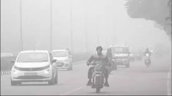 Chandigarh: मौसम के दूसरे सबसे ठंडे दिन विजिबिलिटी घटकर 150 मीटर रह गई Chandigarh: मौसम के दूसरे सबसे ठंडे दिन विजिबिलिटी घटकर 150 मीटर रह गई