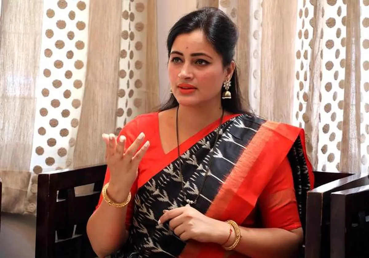 Mumbai: पूर्व MP नवनीत राणा जाली जाति प्रमाण पत्र मामले में बरी, पिता का ट्रायल जारी Mumbai: पूर्व MP नवनीत राणा जाली जाति प्रमाण पत्र मामले में बरी, पिता का ट्रायल जारी