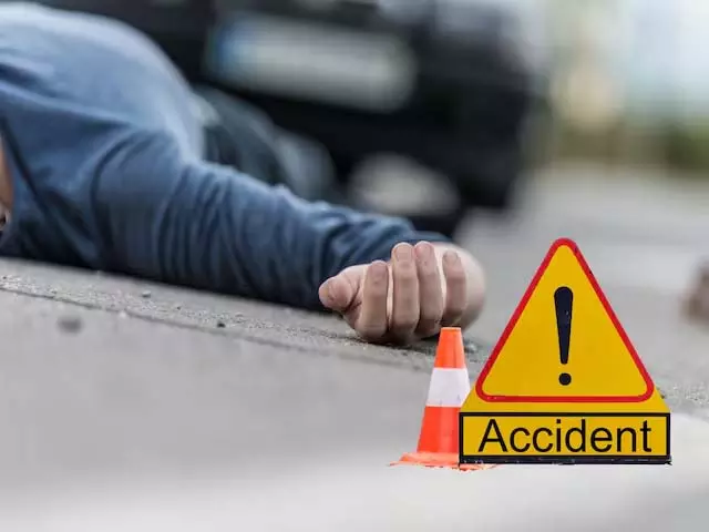 जन्मदिन का जश्न मातम में बदला...पेड़ से टकराई SUV, चार छात्रों की मौत जन्मदिन का जश्न मातम में बदला...पेड़ से टकराई SUV, चार छात्रों की मौत