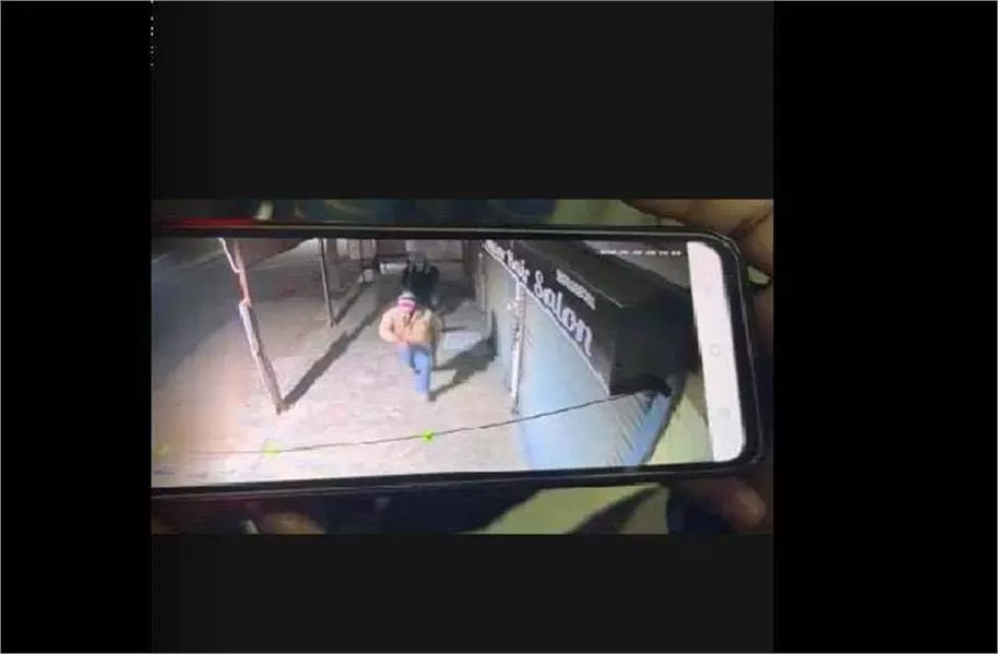 Haryana Crime : चोरों का तांडव, 10–12 दुकानों के ताले तोड़ की लाखों की चोरी Haryana Crime : चोरों का तांडव, 10–12 दुकानों के ताले तोड़ की लाखों की चोरी