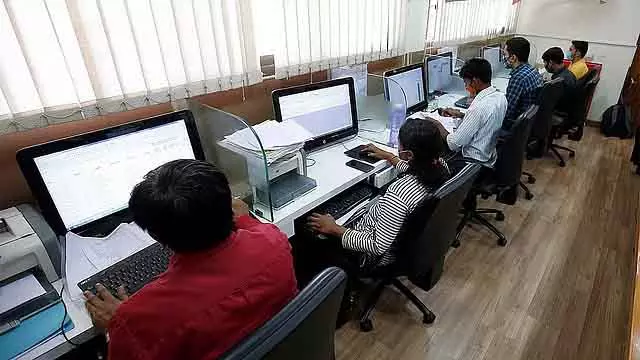 कर्नाटक सरकार की नौकरियों में SC/ST का प्रतिनिधित्व ज़्यादा है: विवाद और नाराज़गी बढ़ी कर्नाटक सरकार की नौकरियों में SC/ST का प्रतिनिधित्व ज़्यादा है: विवाद और नाराज़गी बढ़ी