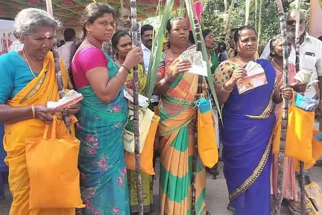 Villupuram में पोंगल गिफ्ट सेट बांटना शुरू Villupuram में पोंगल गिफ्ट सेट बांटना शुरू