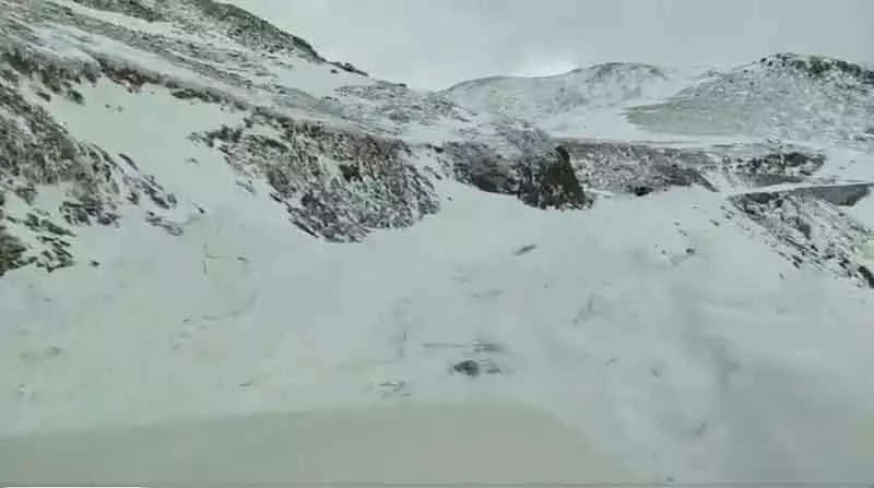 बर्फीले हालात के कारण डक्सुम-सिंथन रोड बंद, मरम्मत का काम जारी बर्फीले हालात के कारण डक्सुम-सिंथन रोड बंद, मरम्मत का काम जारी
