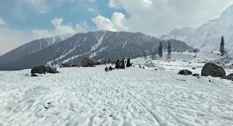 दक्षिण Kashmir के मैदानी इलाकों में हल्की बर्फबारी, तापमान बढ़ा दक्षिण Kashmir के मैदानी इलाकों में हल्की बर्फबारी, तापमान बढ़ा