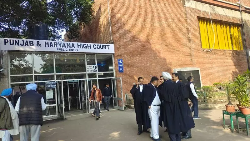 Haryana : पॉलिसी वापस लेकर बकाया देने से मना नहीं कर सकता HC Haryana : पॉलिसी वापस लेकर बकाया देने से मना नहीं कर सकता HC