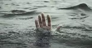 Lucknow: युवक और युवती का उतराता शव, इलाके में डर का माहौल Lucknow: युवक और युवती का उतराता शव, इलाके में डर का माहौल
