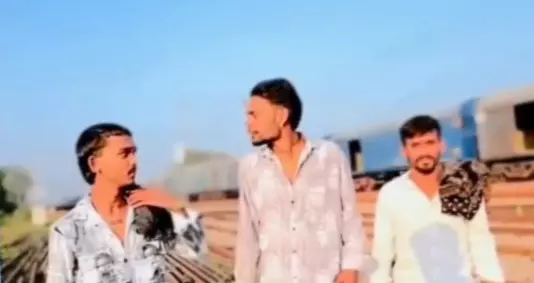 फेमस होने चले थे गांव के लड़के, पहुंच गए सलाखों में फेमस होने चले थे गांव के लड़के, पहुंच गए सलाखों में