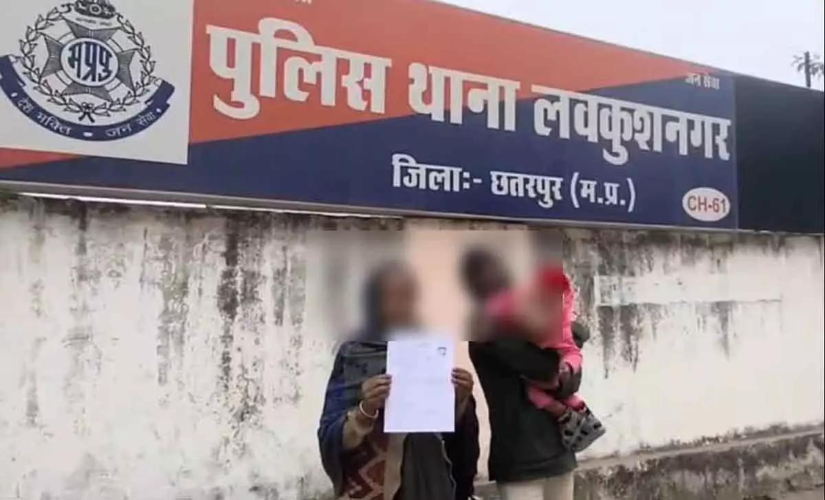 MP : महिला 1 साल के बच्चे को छोड़कर प्रेमी के साथ भागी; कैश और ज्वेलरी भी ले गई MP : महिला 1 साल के बच्चे को छोड़कर प्रेमी के साथ भागी; कैश और ज्वेलरी भी ले गई