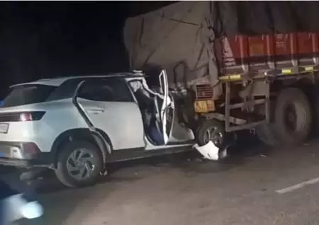 सड़क हादसे में चर्च के पादरी समेत दो की मौत, एक गंभीर सड़क हादसे में चर्च के पादरी समेत दो की मौत, एक गंभीर