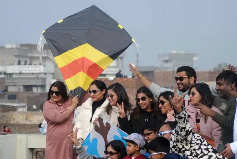 Lohri से पहले पतंग का कारोबार ज़ोरों पर Lohri से पहले पतंग का कारोबार ज़ोरों पर