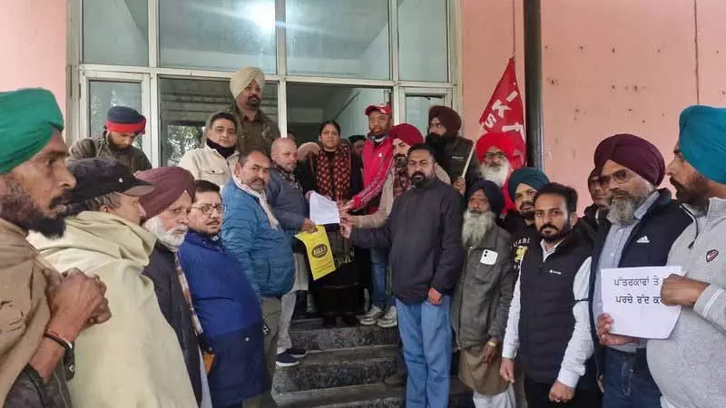 एक्टिविस्ट्स ने पत्रकारों के खिलाफ FIR रद्द करने की मांग की, विरोध प्रदर्शन तेज करने की धमकी दी एक्टिविस्ट्स ने पत्रकारों के खिलाफ FIR रद्द करने की मांग की, विरोध प्रदर्शन तेज करने की धमकी दी