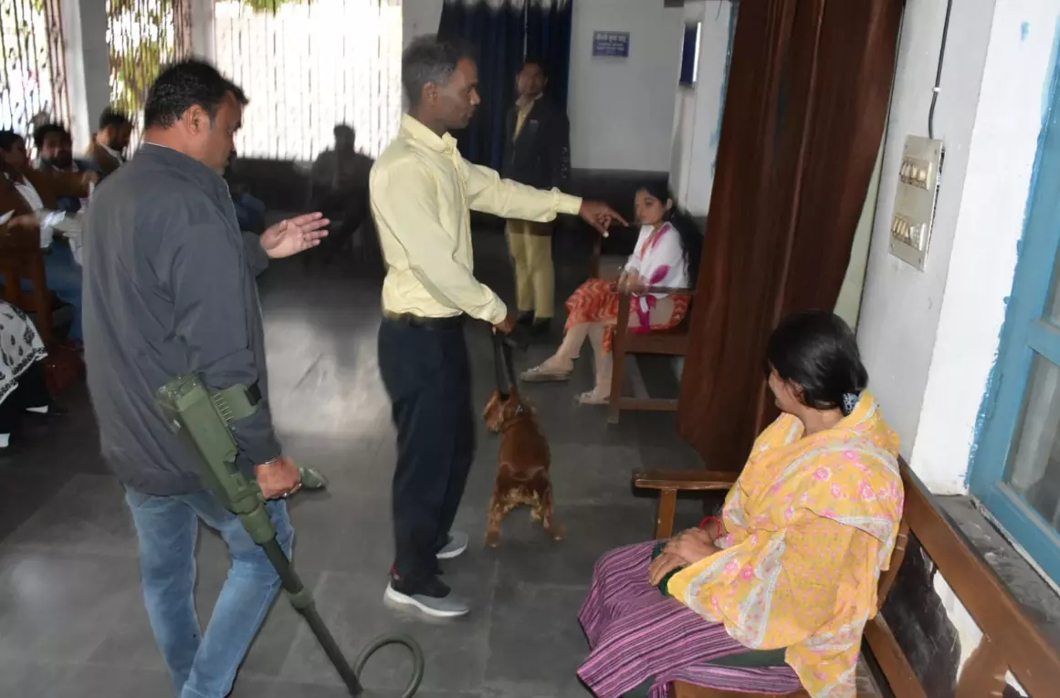 रायपुर कोर्ट को बम निरोधक दस्ते ने कब्जे में लिया रायपुर कोर्ट को बम निरोधक दस्ते ने कब्जे में लिया