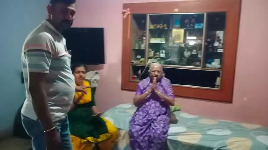 Kunigal : बेटे के घर में चोरी, पुलिस सुरक्षा में बुज़ुर्ग माँ घर लौटी Kunigal : बेटे के घर में चोरी, पुलिस सुरक्षा में बुज़ुर्ग माँ घर लौटी