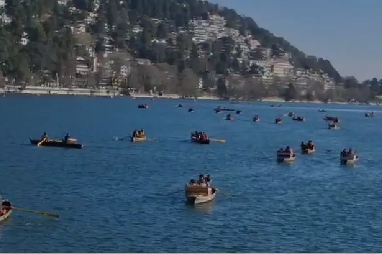 Nainital में पर्यटक तो पहुंचे, लेकिन बर्फबारी न होने से कारोबार पर असर Nainital में पर्यटक तो पहुंचे, लेकिन बर्फबारी न होने से कारोबार पर असर