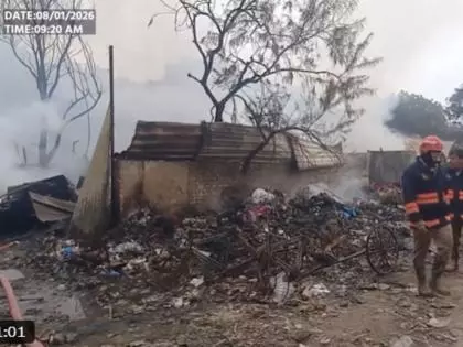 Delhi: कापसहेड़ा में प्लास्टिक के गोदाम में भीषण आग लगी Delhi: कापसहेड़ा में प्लास्टिक के गोदाम में भीषण आग लगी
