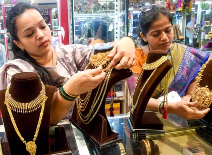 MCX पर चांदी की कीमत में करीब 3.5 फीसदी की गिरावट आई MCX पर चांदी की कीमत में करीब 3.5 फीसदी की गिरावट आई