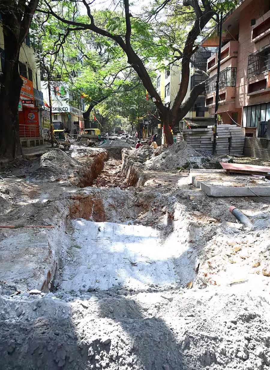 Malleswaram में अधूरा सड़क निर्माण कार्य: यातायात बाधित Malleswaram में अधूरा सड़क निर्माण कार्य: यातायात बाधित