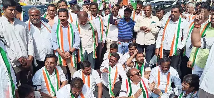 Doddaballapura: कांग्रेस ने शिष्टाचार के कथित उल्लंघन पर विरोध प्रदर्शन किया Doddaballapura: कांग्रेस ने शिष्टाचार के कथित उल्लंघन पर विरोध प्रदर्शन किया