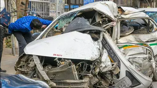 South Delhi की सड़क पर तेज़ रफ़्तार कार ने टैक्सी को टक्कर मारी, दो लोगों की मौत South Delhi की सड़क पर तेज़ रफ़्तार कार ने टैक्सी को टक्कर मारी, दो लोगों की मौत