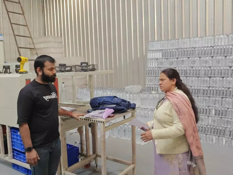 Indore: प्रशासन ने सील की अवैध पानी फैक्ट्री Indore: प्रशासन ने सील की अवैध पानी फैक्ट्री