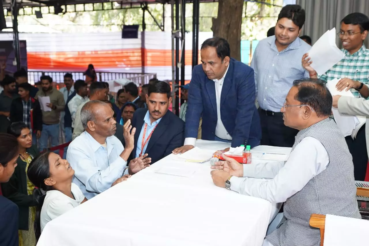 लकवाग्रस्त महिला को तुरंत 5 लाख रुपए मंजूर लकवाग्रस्त महिला को तुरंत 5 लाख रुपए मंजूर