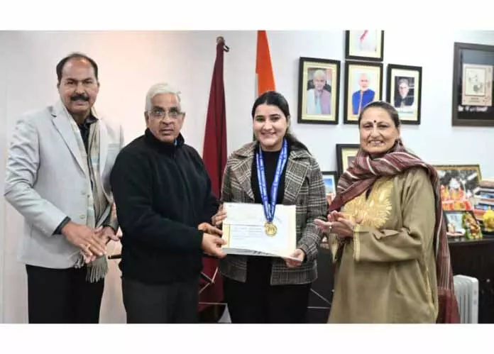 JU के वीसी ने स्पेशल अवॉर्ड सेरेमनी में गोल्ड मेडल दिए JU के वीसी ने स्पेशल अवॉर्ड सेरेमनी में गोल्ड मेडल दिए