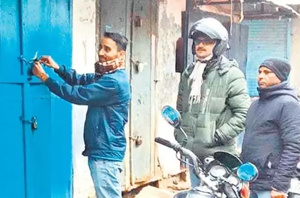 Bareilly: प्रशासन ने 16 संपत्तियों पर लगाई मोहर Bareilly: प्रशासन ने 16 संपत्तियों पर लगाई मोहर